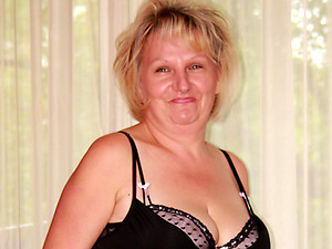 Naughty mature slut playing with herself on her bed